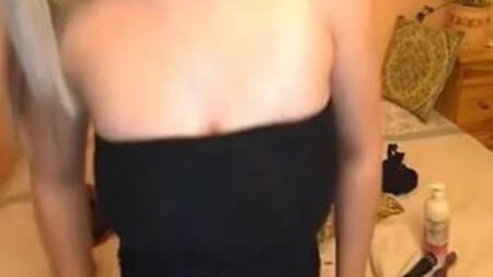 Una troia bionda si esibisce in webcam
