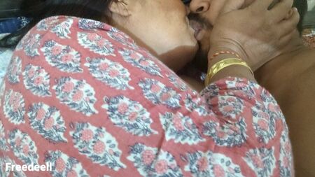 La MILF Bhabhi mi ha scopato 18+