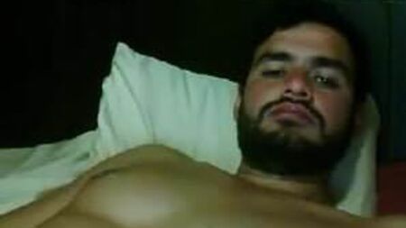 Un bel ragazzo barbuto che si masturba