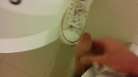 Sborra sulle scarpe Converse All-Star bianche dell'infermiera mentre è al lavoro