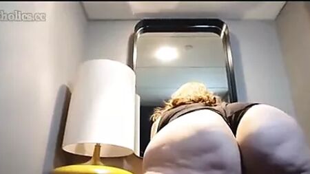 La nonna scuote il sedere e le cosce per combattere la cellulite