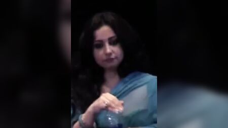 Divya Dutta mostra il suo seno prosperoso in pubblico