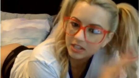 Lexi Belle chiacchiera in webcam