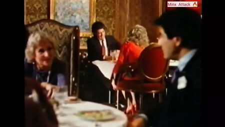 Il gioco dei piedi sotto il tavolo al ristorante