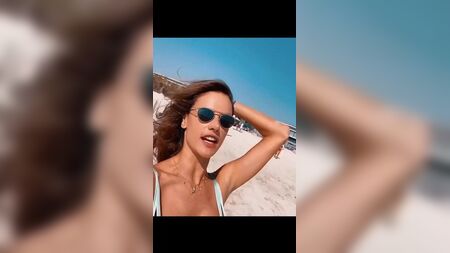 Alessandra Ambrosio e Izabel Goulart - Ragazze in bikini 7-3-20