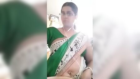 Una sexy insegnante tamil mostra il seno e l'ombelico al suo ragazzo