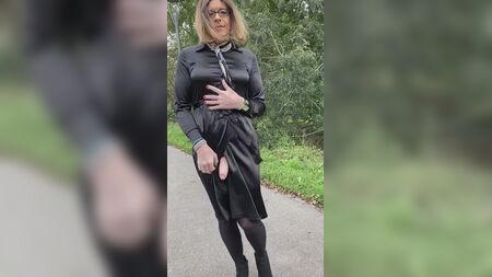 abito di raso nero, masturbazione del clitoride leggero