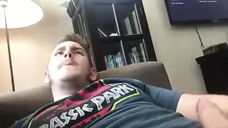 Che ragazzo sexy! Un modo diverso di masturbarsi