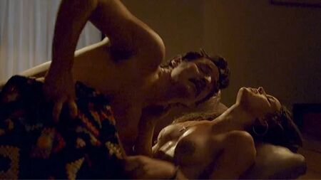 La scena di sesso con Adria Arjona nuda in "Narcos" - ScandalPlanetCom