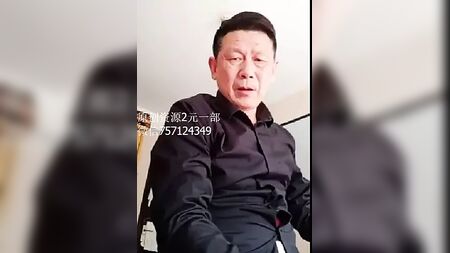 Un affascinante uomo in abito cinese