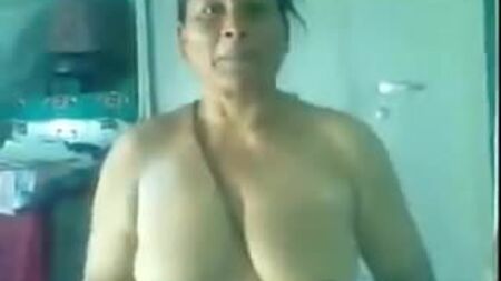 La fica vecchia di 70 anni di Amma, una donna punjabi, scopata con violenza dal suo giovane fidanzato