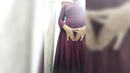 Ragazza indiana Desi che fa il bagno dopo l'università e si masturba analmente