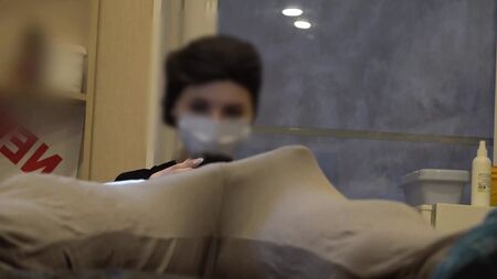 Esibizione del pene in erezione durante un appuntamento dall'estetista