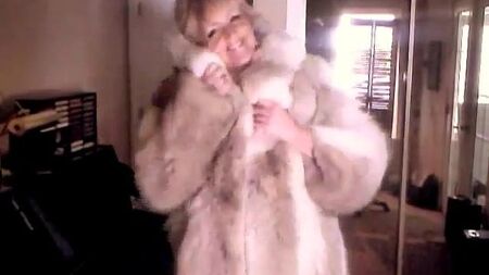 Donna sexy che sfoggia il suo cappotto di pelliccia di lupo II