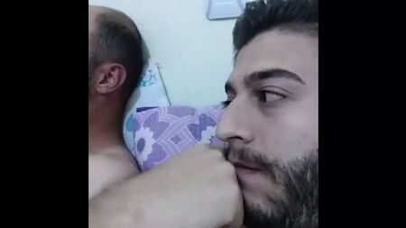 Due amici turchi eterosessuali si eccitano e si masturbano su Periscope