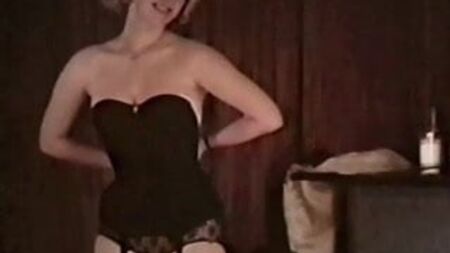 BIG SPENDER - Lingerie vintage bionda in stile basco da striptease