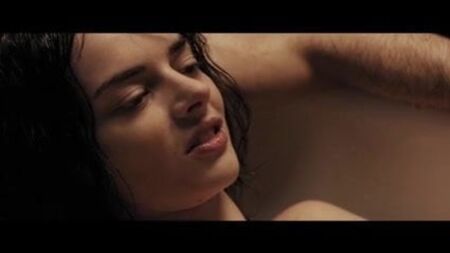 Samara Weaving e Carly Chaikin in scene di nudo e di sesso