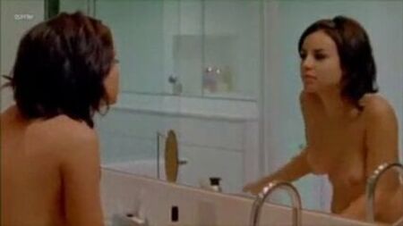 Una sexy attrice della Globo nuda mentre fa pipì