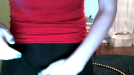 Una ragazza carina con pantaloncini da ciclista neri che lasciano intravedere il cameltoe