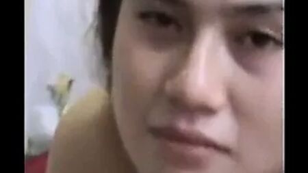 Una donna formosa di Bandung fa sesso nel suo appartamento in affitto