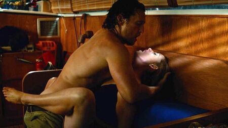 La scena di sesso di Anne Hathaway in "Serenity" su ScandalPlanet.Com