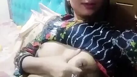 Ragazza bangladese che si masturba