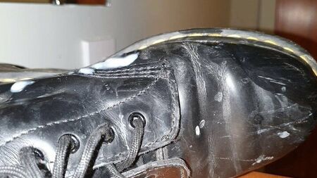 Gli stivali Dr. Martens ricoperti di sperma