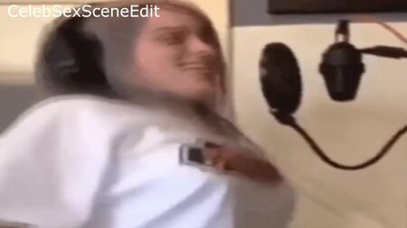 Billie Eilish: giochi con le tette