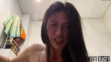 Una splendida milf si fa venire con un'orgasmo squirting sul cazzo
