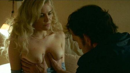 La scena in topless di Riley Keough su ScandalPlanet.Com