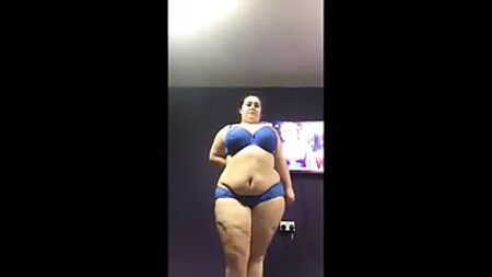 Spogliarello di una ragazza formosa