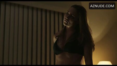 Alice Kremelberg nel film del 2014 con mutandine di raso nero