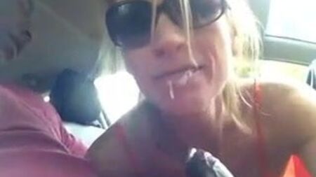 Sesso orale in auto da ubriachi con ingoio
