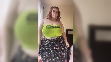 PEACH BBW: SENO ENORME IN TOP A TUBINO