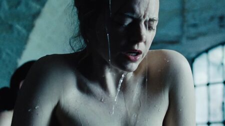 Emma Stone a seno nudo: capezzoli, seno nudo, seno bagnato