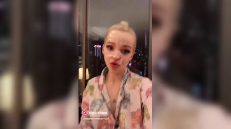 Dove Cameron vi invita a comportarvi bene