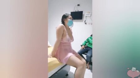 Una ragazza indiana formosa adora invitare sconosciuti nella sua stanza