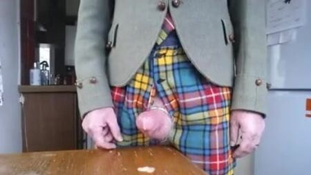 Quando il kilt scozzese del patrigno si sporca di sperma
