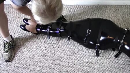 Bondage con cinghie 9
