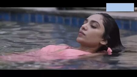 Sobhita Dhulipala in costume da bagno: softcore e capezzoli in vista
