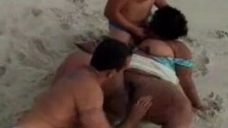 sesso a tre con donne formose in spiaggia