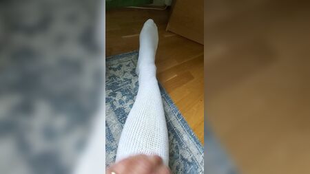 Sto provando i miei nuovi calzettoni bianchi AA! È la prima volta!