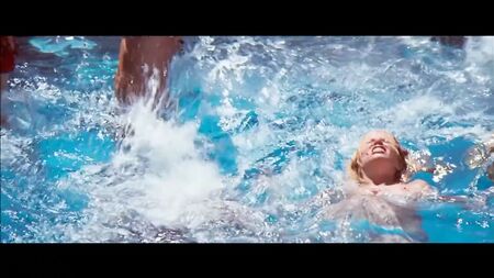 La scena in piscina con Suzanne Somers a seno nudo tratta da "Magnum"