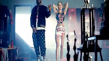Miley Cyrus contro Miley May