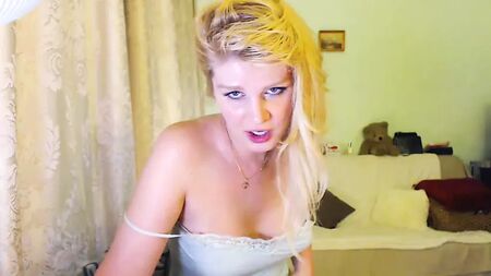 Trans matura russa post-operatoria che si scopa la figa in webcam
