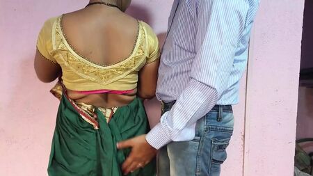 Il figlio del vicino si è scopato Desi Bhabhi così forte da farle sgorgare completamente la figa