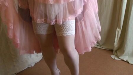 Abito da damigella color lilla, sottoveste rosa e scarpe con tacco alto