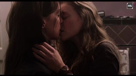 Katie Cassidy: un bacio lesbico bollente in 4K