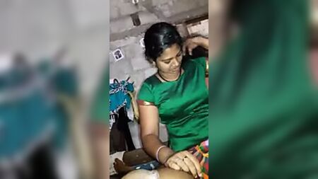 Una studentessa universitaria di Coimbatore fa un pompino con audio in tamil