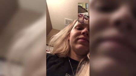 Coppia amatoriale: la bionda e il fidanzato si vedono nudi su FaceTime